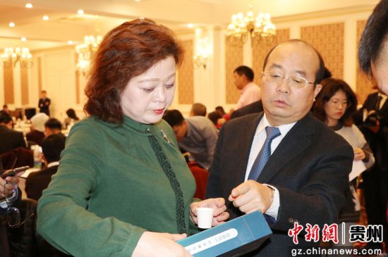 貴州省人民政府副省長吳強（右）向中華人民共和國駐吉爾吉斯共和國特命全權大使杜德文（左）介紹貴州省優(yōu)質農產品。