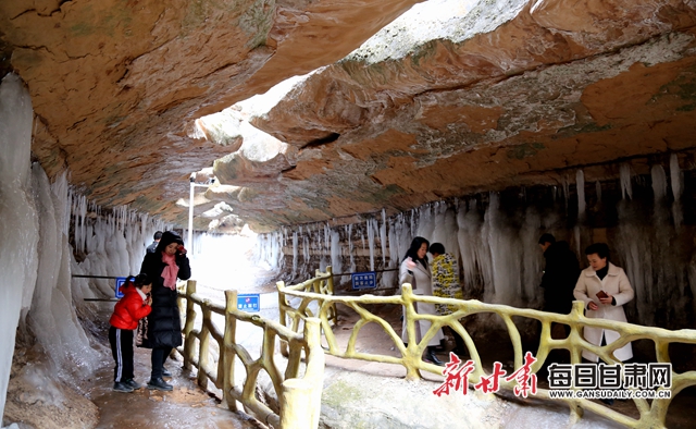 游客在毛寺村黑老鍋冰窟賞景盤(pán)小美攝).jpg 游客在毛寺村黑老鍋冰窟賞景盤(pán)小美攝).jpg