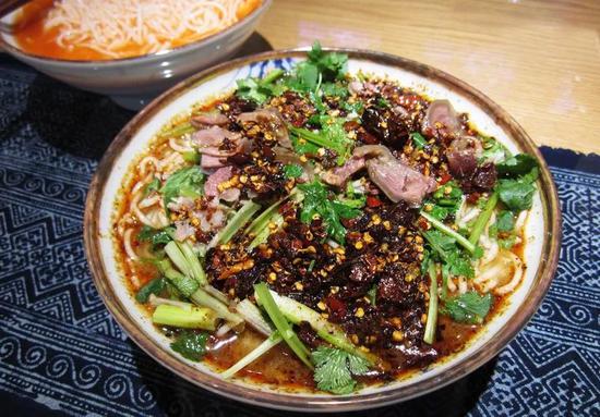 ▲水城羊肉粉，粗辣椒加細(xì)粉。來源/匯圖網(wǎng)