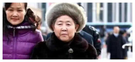 72歲“老干媽”陶華碧，門口停3輛豪車，政府送4個(gè)8車牌
