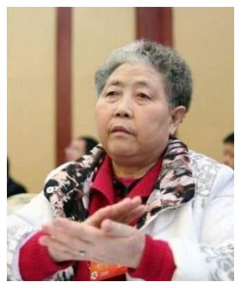 72歲“老干媽”陶華碧，門口停3輛豪車，政府送4個(gè)8車牌