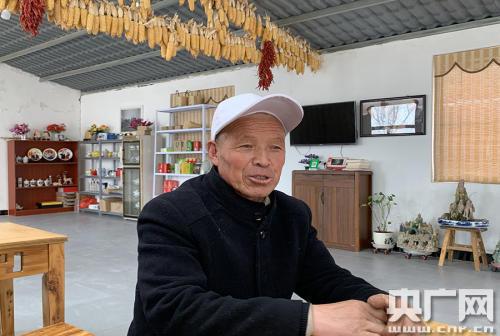 老馬在他的茶館里向記者細(xì)數(shù)過去（央廣網(wǎng)記者 彭照 攝）
