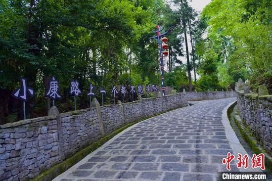 圖為司莫拉佤族村中寨道路。 侯開曠 攝