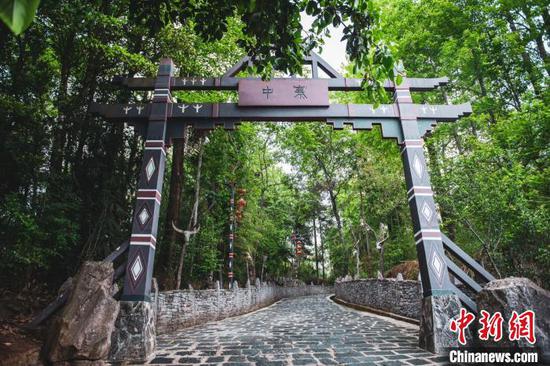  圖為司莫拉佤族村中寨大門。 侯開曠 攝