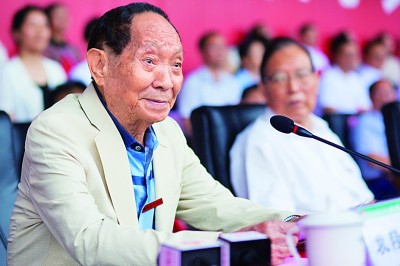 袁隆平出席湖南農(nóng)業(yè)大學(xué)2019級新生開學(xué)典禮。何綱躍攝/光明圖片