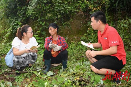 （8月11日，沅陵縣官莊鎮(zhèn)界亭驛村，記者歐陽金雨（左）和李夏濤（右）在采訪。）