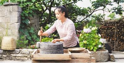 “滇西小哥”在家中勞作。受訪者供圖