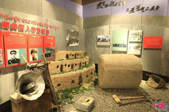 十八軍將士建設(shè)甘孜機場時用過的石碾、斧頭、錘子等原始工具。中國網(wǎng)記者胡俊 攝