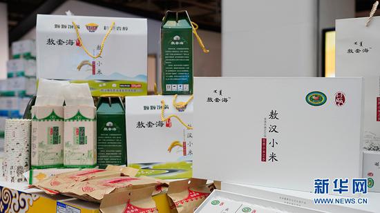 現(xiàn)場展銷的內(nèi)蒙古扶貧產(chǎn)品。新華網(wǎng) 馬天龍 攝