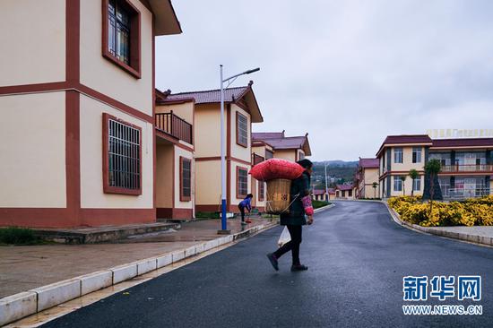 昭通市鎮(zhèn)雄縣彎彎田易地扶貧搬遷安置點(diǎn)。新華網(wǎng)發(fā)（供圖）