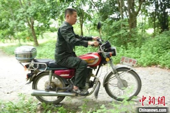  王首群駕駛護(hù)林摩托車開(kāi)始一天的巡山護(hù)林工作。 林小丹 攝