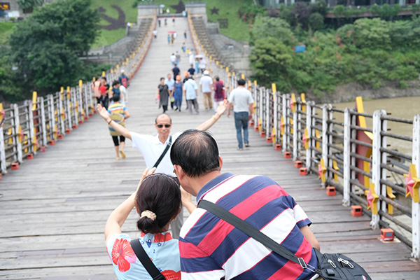 來(lái)茅臺(tái)鎮(zhèn)旅游的人越來(lái)越多
