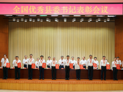  云南劍川縣委書記聶金輝（右一）在劍川縣彌沙鄉(xiāng)調(diào)研時(shí)和當(dāng)?shù)厝罕娊涣鳎?016年4月28日攝）。新華社發(fā)