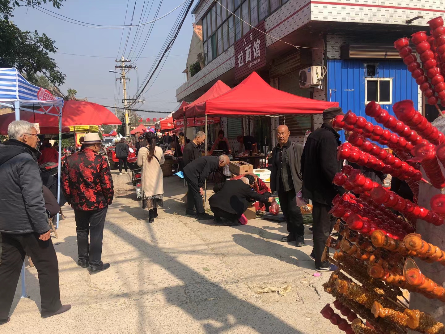 西莊村廟會，各類小攤擠滿了本不寬敞的道路。受訪者供圖