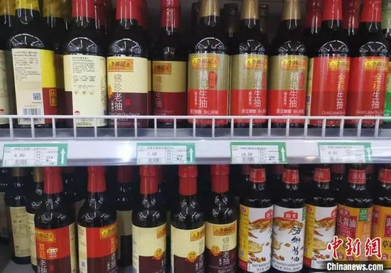 圖為超市里售賣的醬油產(chǎn)品。中新網(wǎng)記者 謝藝觀 攝