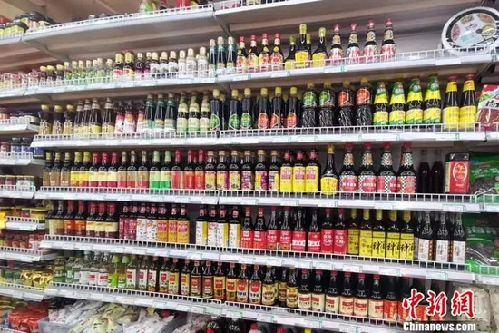 圖為超市內(nèi)的調(diào)味品區(qū)。中新網(wǎng)記者 謝藝觀 攝