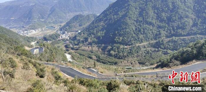 剛剛修好的通往景山村的盤山公路。 常安鎮(zhèn) 供圖