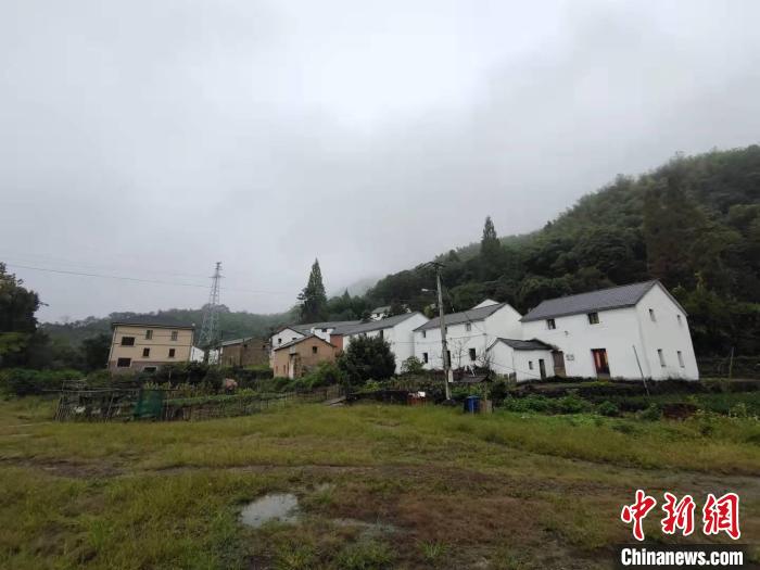 景山村的許多民房已無人居住。 錢晨菲 攝