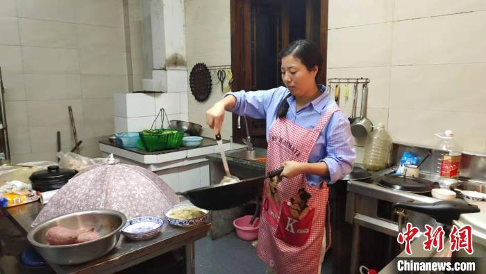 阿芬在其民宿里做飯。 錢晨菲 攝
