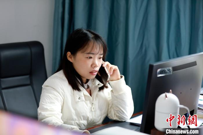 在辦公室工作的楊昌碧。 楊家孟 攝