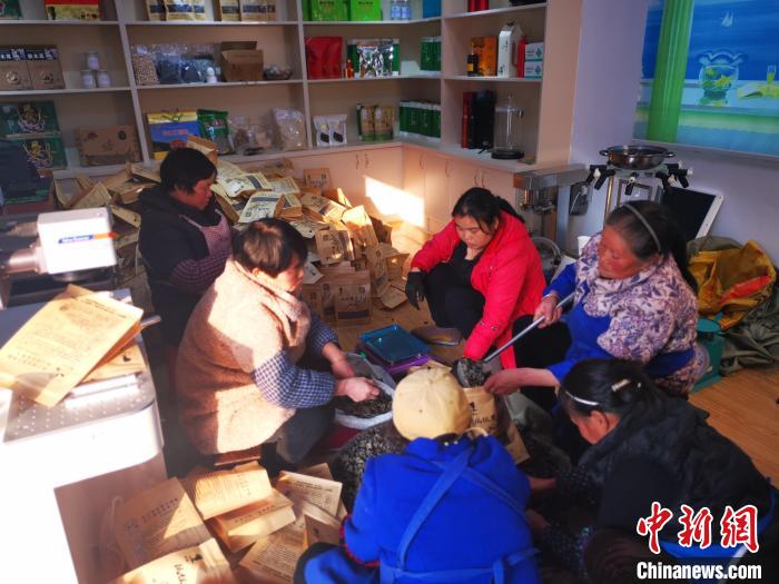 鳳儀村村民在吳城敏的電商驛站幫忙打包農(nóng)特產(chǎn)品。 受訪者供圖