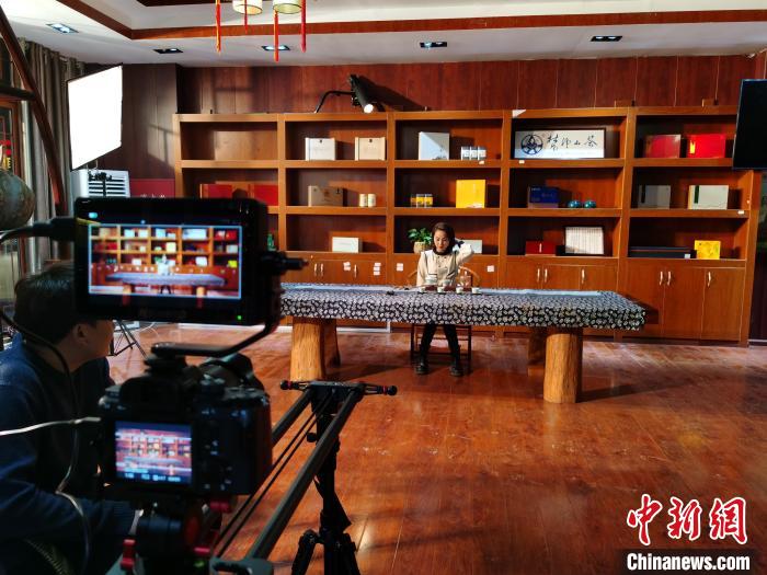 吳城敏的團(tuán)隊(duì)拍攝短視頻。 受訪者供圖