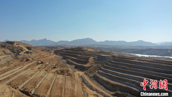 圖為高空俯瞰盧龍縣整治的梯田。 陳建 攝