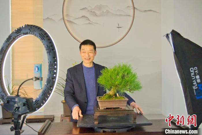 嚴(yán)建安直播現(xiàn)場(chǎng)。 卓璇供圖