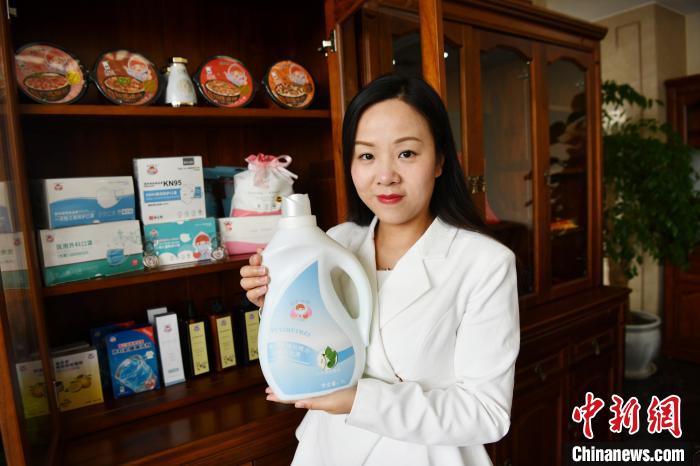 劉仙展示“雨衣妹妹”品牌全系產(chǎn)品。 張浪 攝