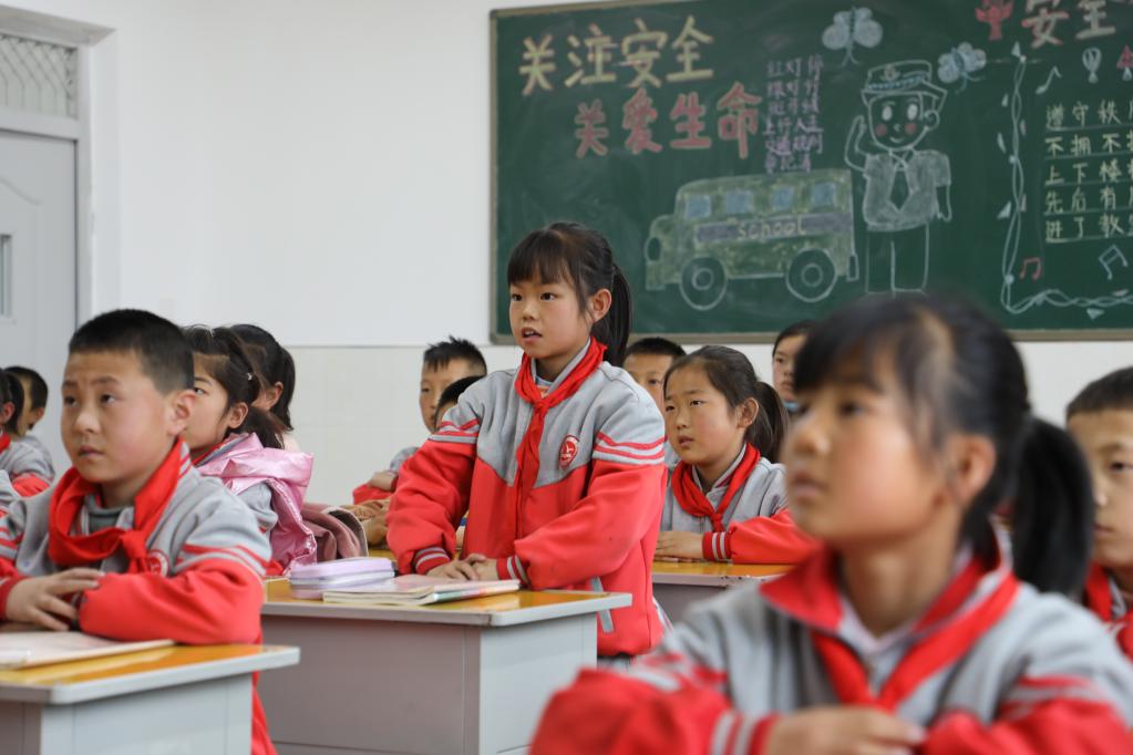 4月15日，孩子們在列寧學(xué)校新址教室內(nèi)上課。新華社記者梁軍攝
