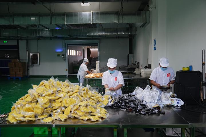 梅河口市電商產(chǎn)業(yè)園內(nèi)，一家食品加工企業(yè)的生產(chǎn)車間。（新華社記者許暢 攝）