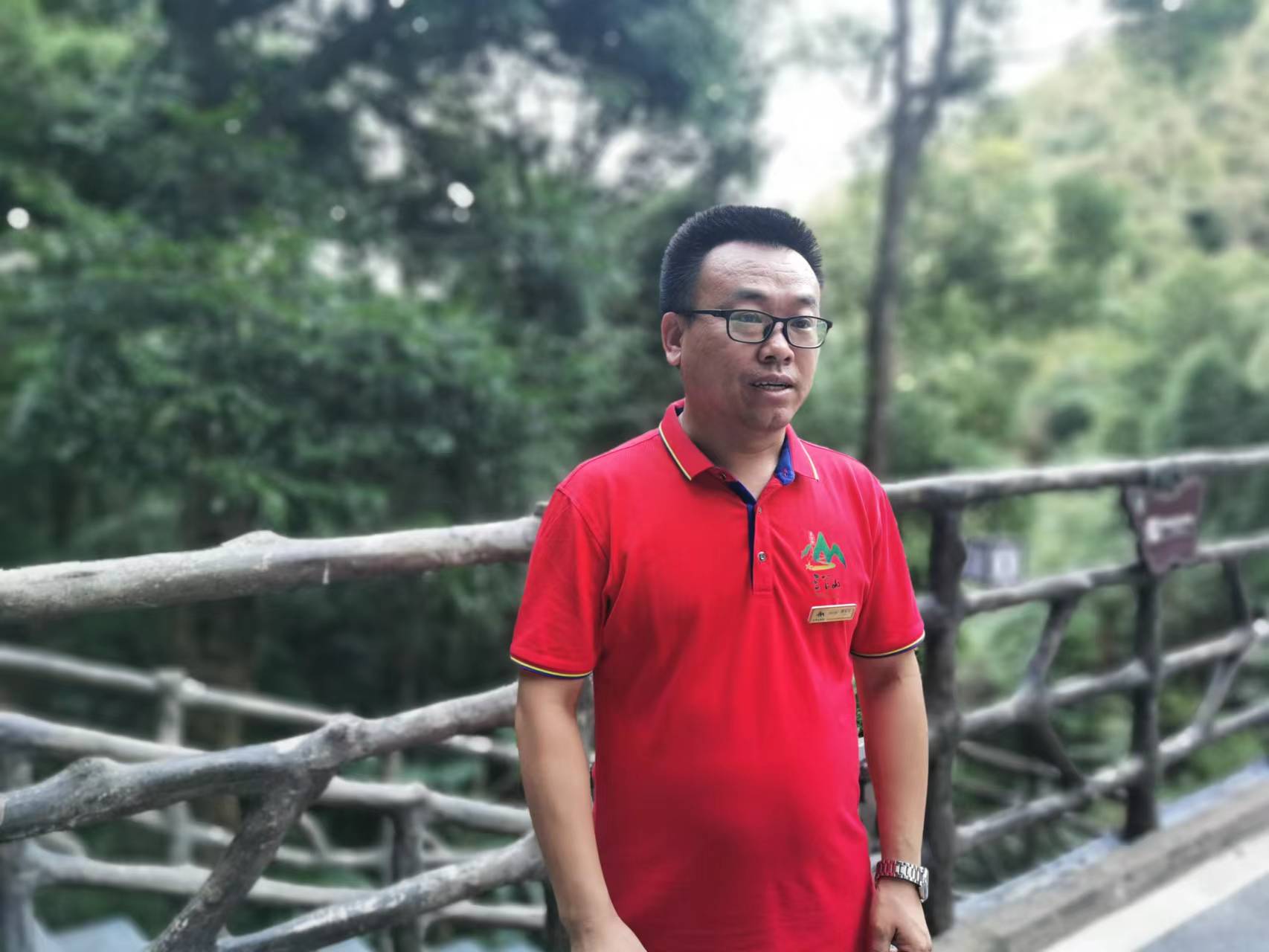 安遠(yuǎn)三百山景區(qū)經(jīng)營管理有限公司常務(wù)副總經(jīng)理潘東風(fēng)接受采訪。宋江云 攝