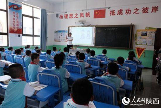 郝家橋小學(xué)學(xué)生正在認(rèn)真地聽(tīng)課。人民網(wǎng) 吳超攝