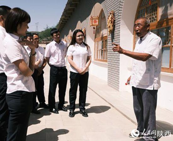 村民馬興業(yè)正在給前來(lái)郝家橋村學(xué)習(xí)的學(xué)員講解。人民網(wǎng) 吳超攝