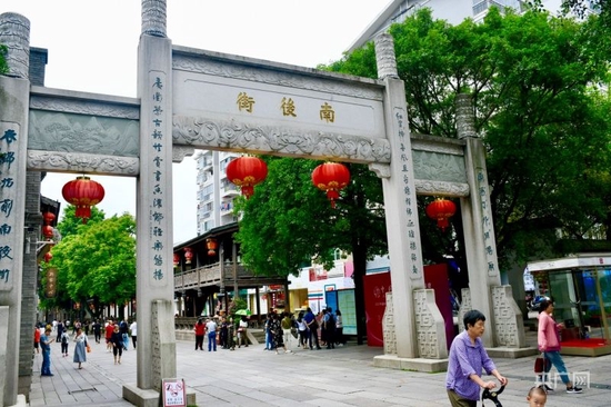  福州三坊七巷的古厝有溫度、有故事，南后街牌坊已成古城地標(biāo)（央廣網(wǎng)記者 龔雯 攝）