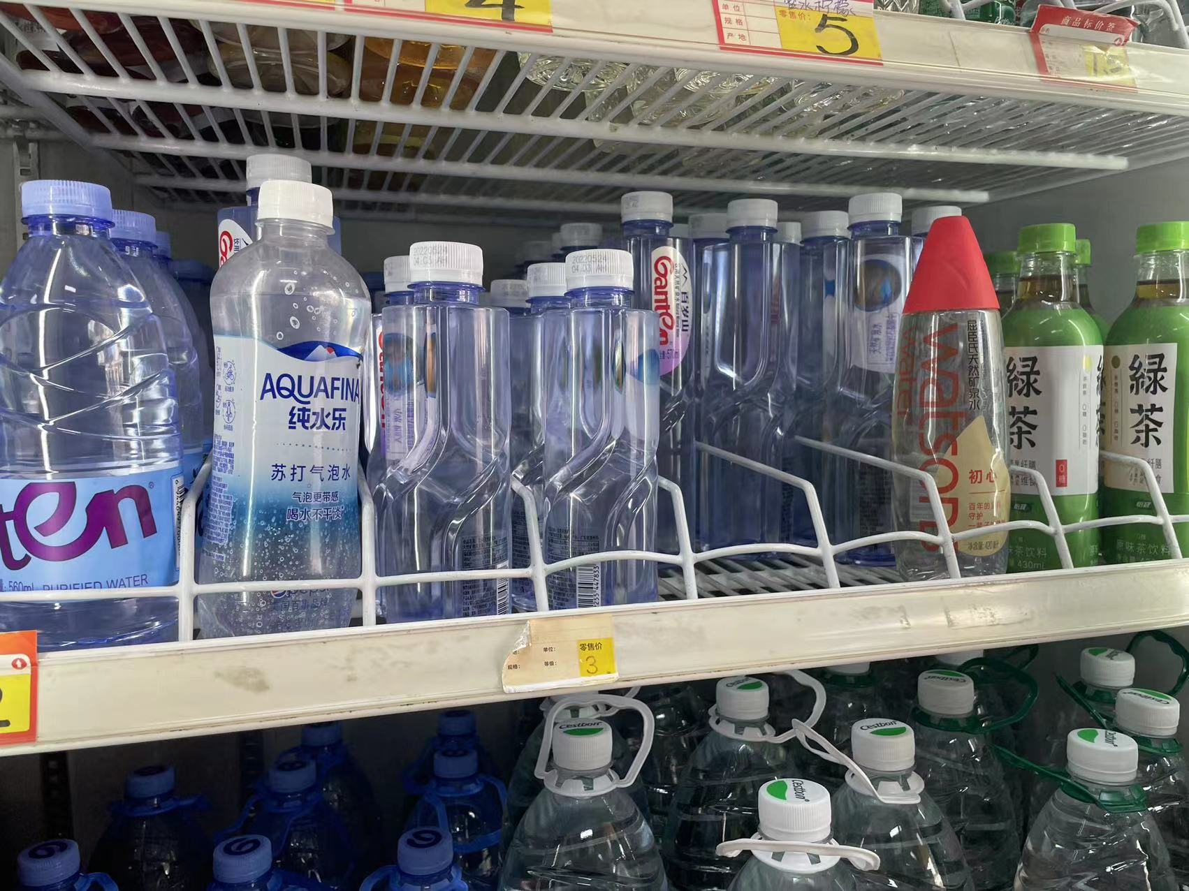 便利店冷柜里的瓶裝水 時(shí)代周報(bào)記者攝