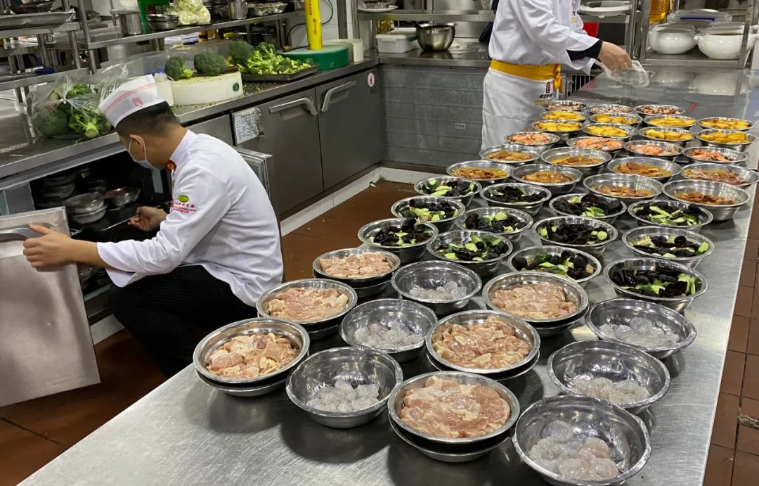 2022年1月27日，石家莊的保定會館（裕華店）工作人員正在進行預(yù)制菜的制作。圖/中新社記者韓冰攝