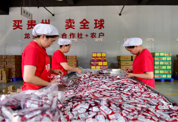 工人包裝制作辣椒產(chǎn)品。 新蒲新區(qū)融媒體中心供圖