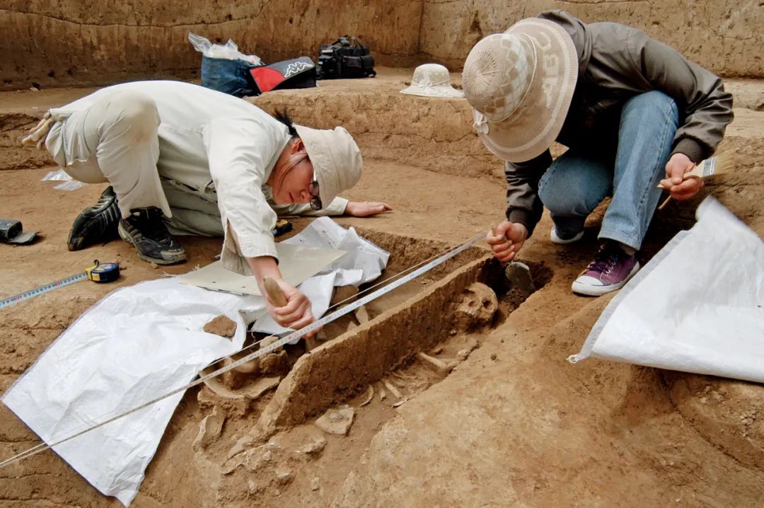  2010年，河南二里頭遺址考古人員為墓葬繪圖。圖/社科院考古所二里頭考古隊(duì)