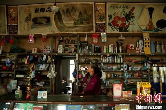 資料圖：名為“輝石埠供銷店”的商店，至今保持著原來的模樣。 孫睿姣 攝