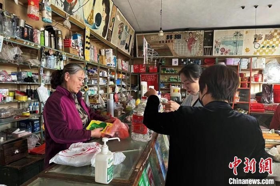資料圖：“輝石埠供銷店”商店內(nèi)保留著老式臺秤、老算盤、老式木板宣傳畫等物品。 王嬌妮 攝