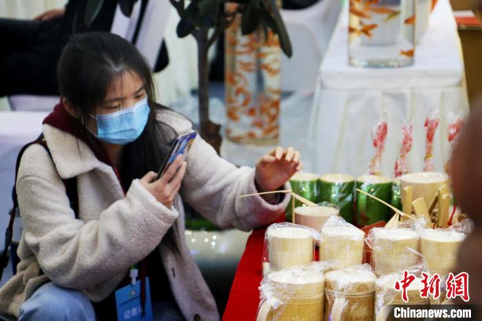 合肥市民在參觀竹制用品。 張強 攝