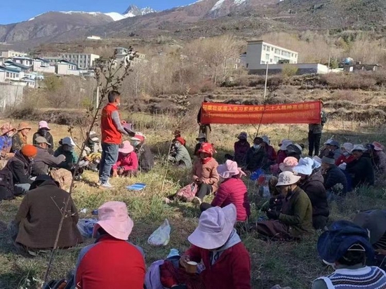 圖為向群眾宣講黨的二十大精神 圖片來源：秘境洛扎