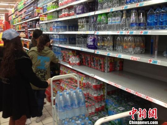資料圖：市民在超市里選購礦泉水。 竇躍文 攝