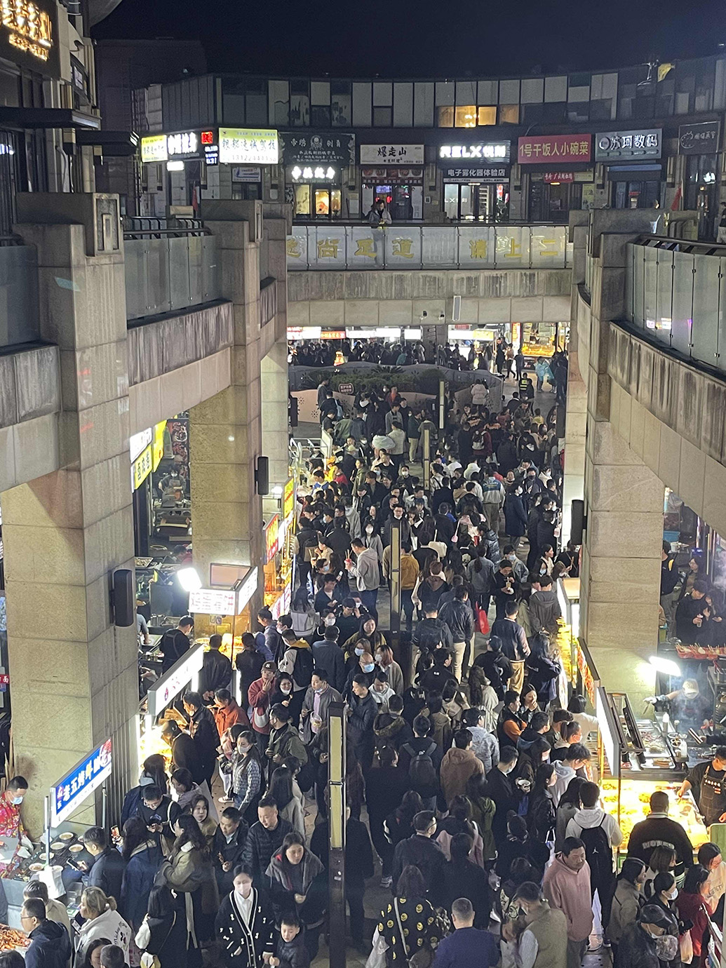 夜市人流密集  本文圖均為 湃新聞?dòng)浾?鄧玲瑋 圖
