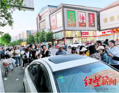 女兒開車陪同送貨，現(xiàn)場(chǎng)依舊顧客爆滿