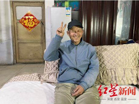 趙大爺在家接受紅星新聞獨(dú)家專訪