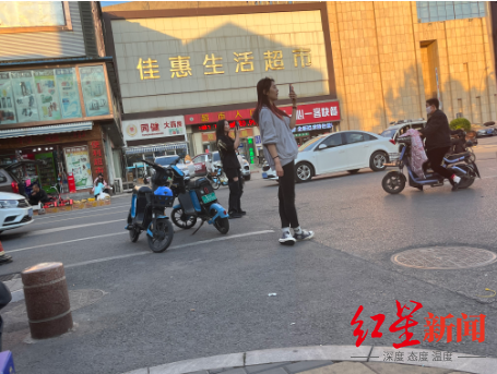 蹲守“綠豆糕大爺”過程中，有人開啟現(xiàn)場(chǎng)直播
