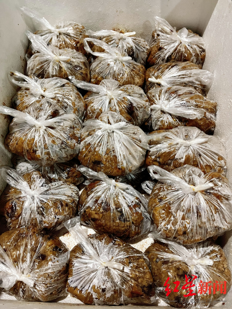 一箱豆蜜糕約40斤，可供約40名消費(fèi)者