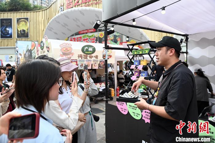  圖為4月11日，江俊逸在推介自己的產(chǎn)品。中新社記者 蔣雪林 攝